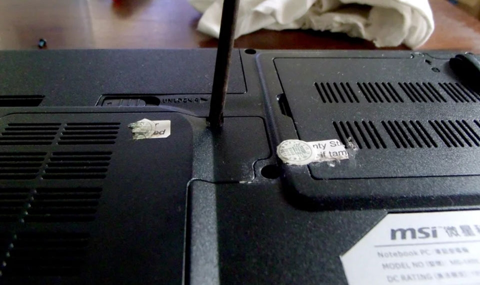 Cách tra keo tản nhiệt laptop (Ảnh 1)