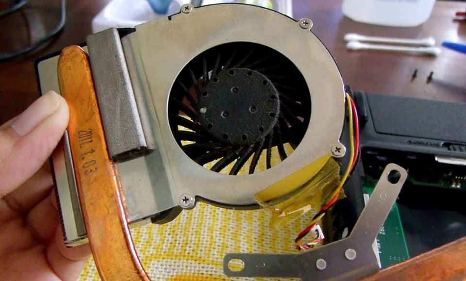 Cách tra keo tản nhiệt laptop (Ảnh 2)