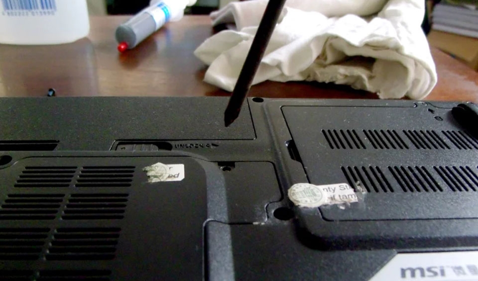 Cách tra keo tản nhiệt laptop (Ảnh 7)