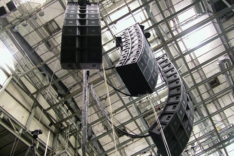 Loa Array là gì? Vai trò của loa Array trong hệ thống âm thanh chuyên nghiệp 2