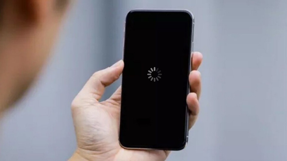 Kiểm tra hở sáng màn hình iPhone qua 1 bức ảnh màu đen