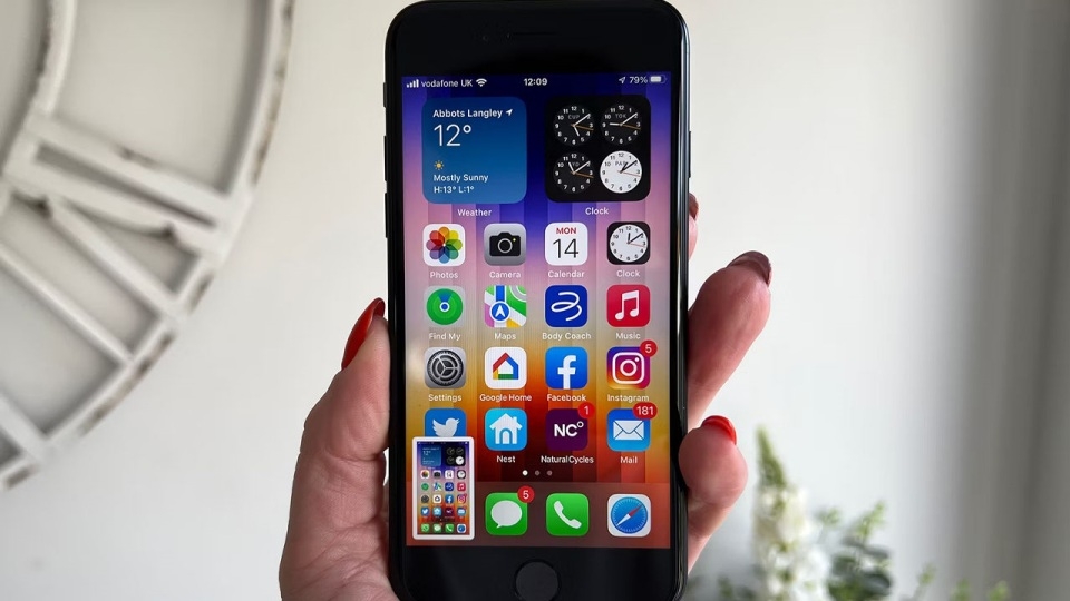 Nên kiểm tra màn hình iPhone trong môi trường có đủ ánh sáng