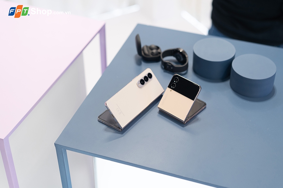 So sánh Galaxy Z Fold4 và Galaxy Z Flip4 (ảnh 2) So sánh Galaxy Z Fold4 và Galaxy Z Flip4 (ảnh 2)