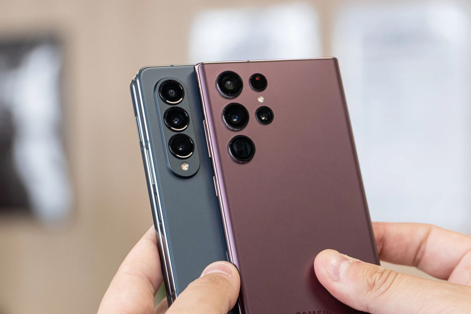 So sánh Samsung Galaxy Z Fold4 và Galaxy S22 Ultra: Sự lựa chọn nào hấp dẫn hơn?