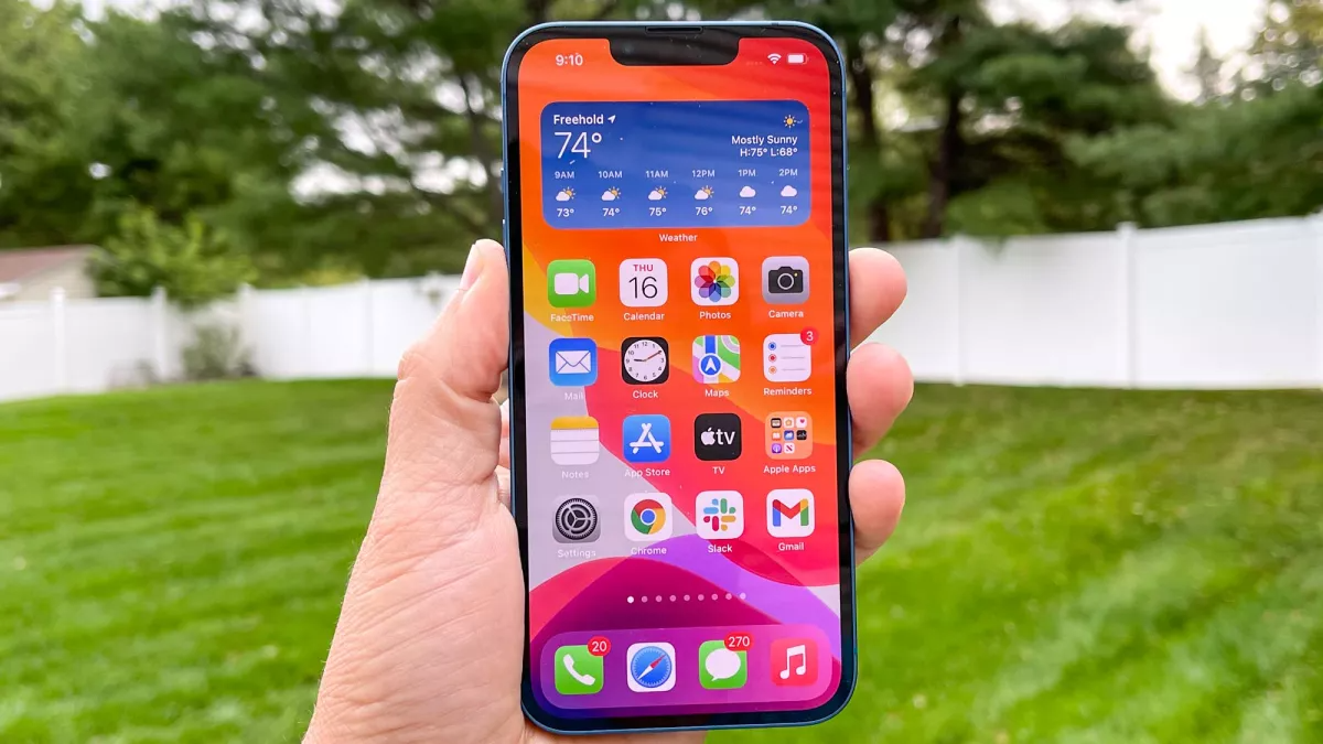 So sánh Samsung Galaxy Z Flip4 và Apple iPhone 13: Chọn “Sung” hay “Táo”?