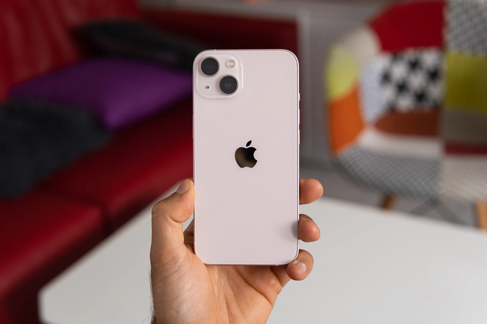 So sánh Samsung Galaxy Z Flip4 và Apple iPhone 13: Chọn “Sung” hay “Táo”?