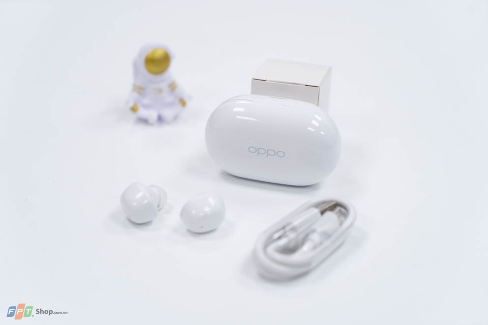 Cận cảnh bộ quà tặng máy Massage mắt Olike và tai nghe Enco Buds khi đặt gạch Reno8 series