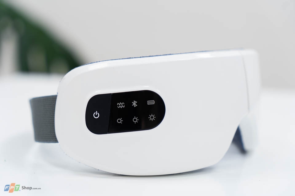 Cận cảnh bộ quà tặng máy Massage mắt Olike và tai nghe Enco Buds khi đặt gạch Reno8 series