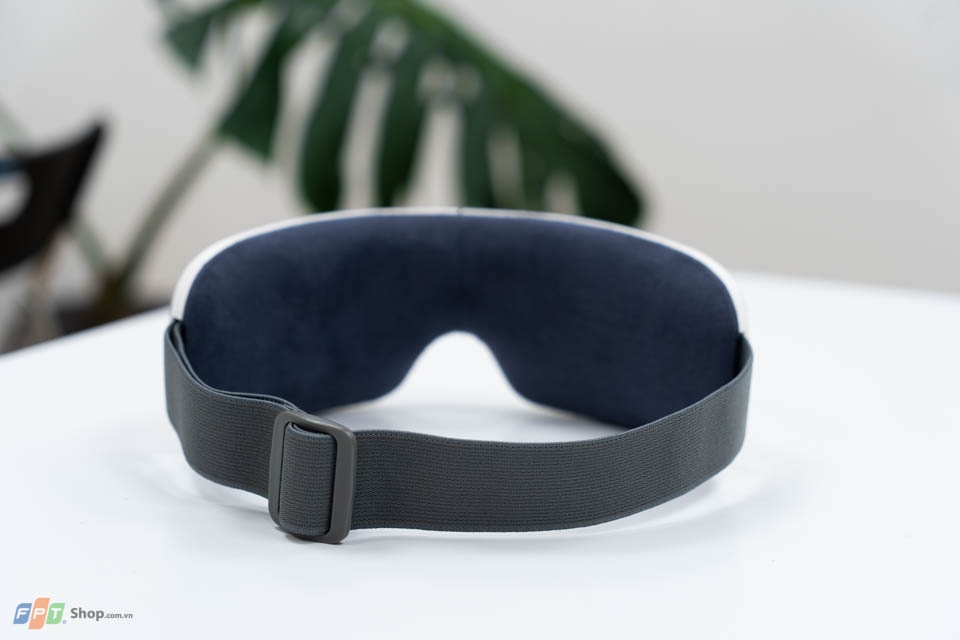 Cận cảnh bộ quà tặng máy Massage mắt Olike và tai nghe Enco Buds khi đặt gạch Reno8 series