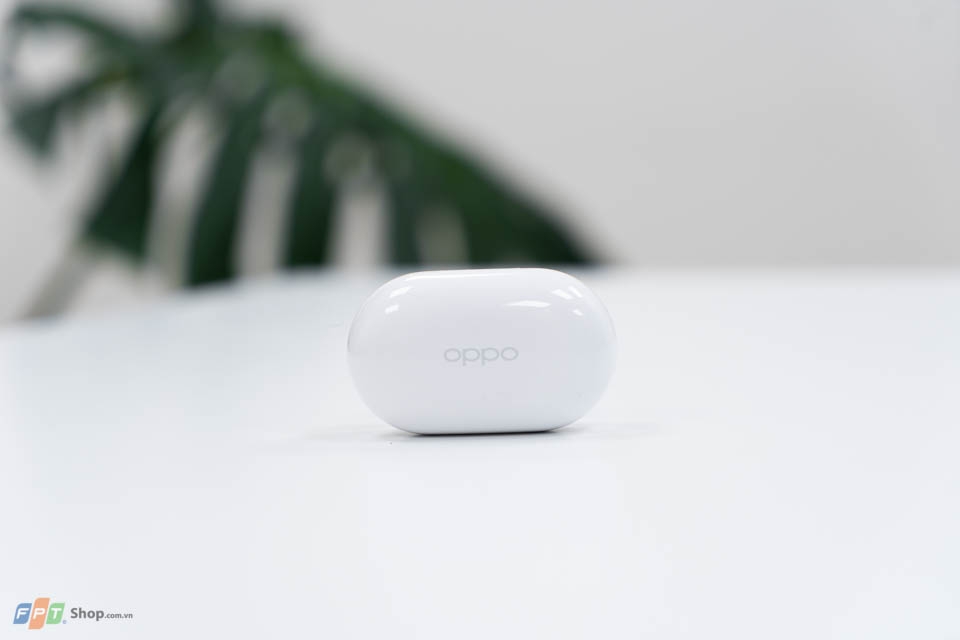 Cận cảnh bộ quà tặng máy Massage mắt Olike và tai nghe Enco Buds khi đặt gạch Reno8 series