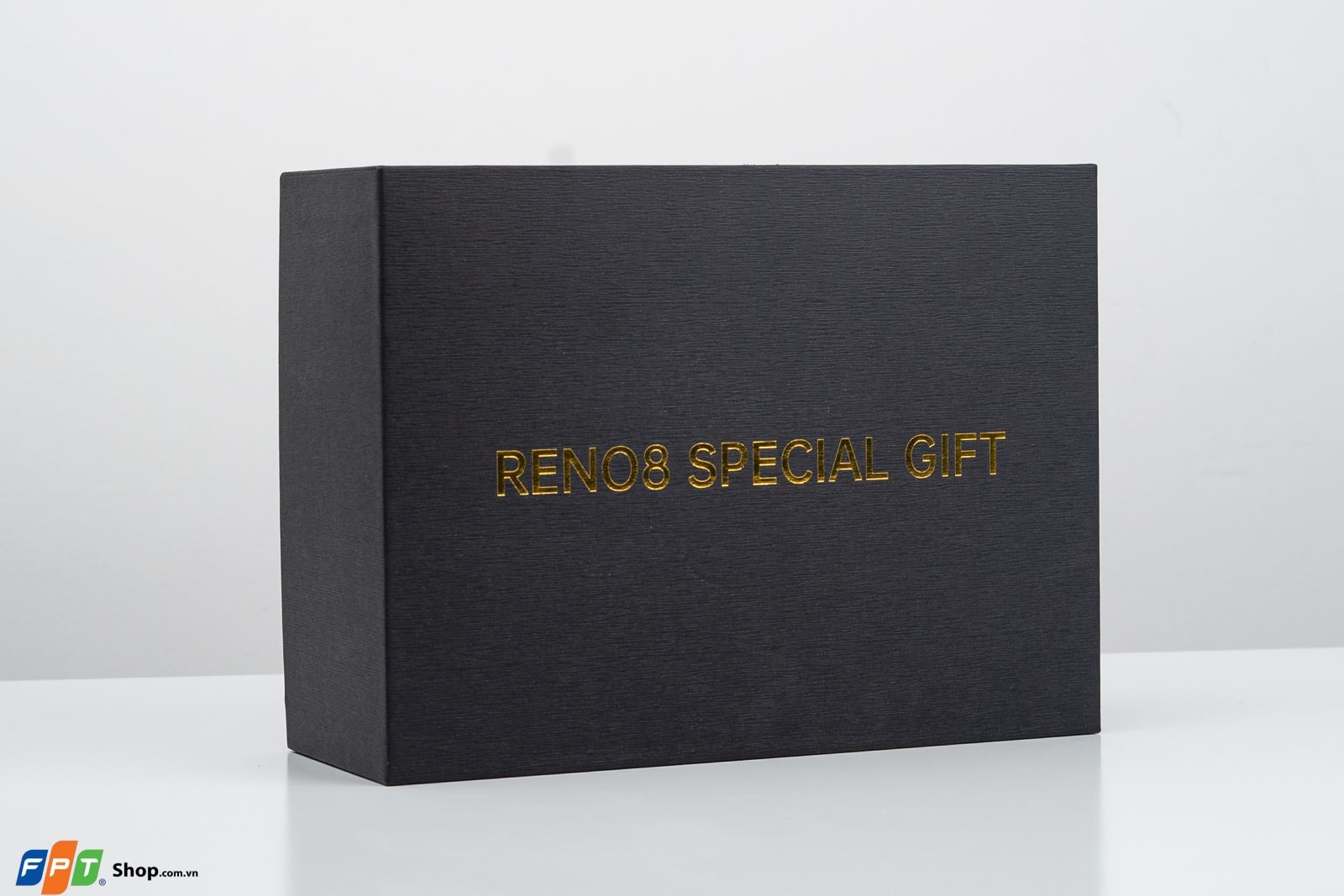 Cận cảnh bộ quà tặng máy Massage mắt Olike và tai nghe Enco Buds khi đặt gạch Reno8 series