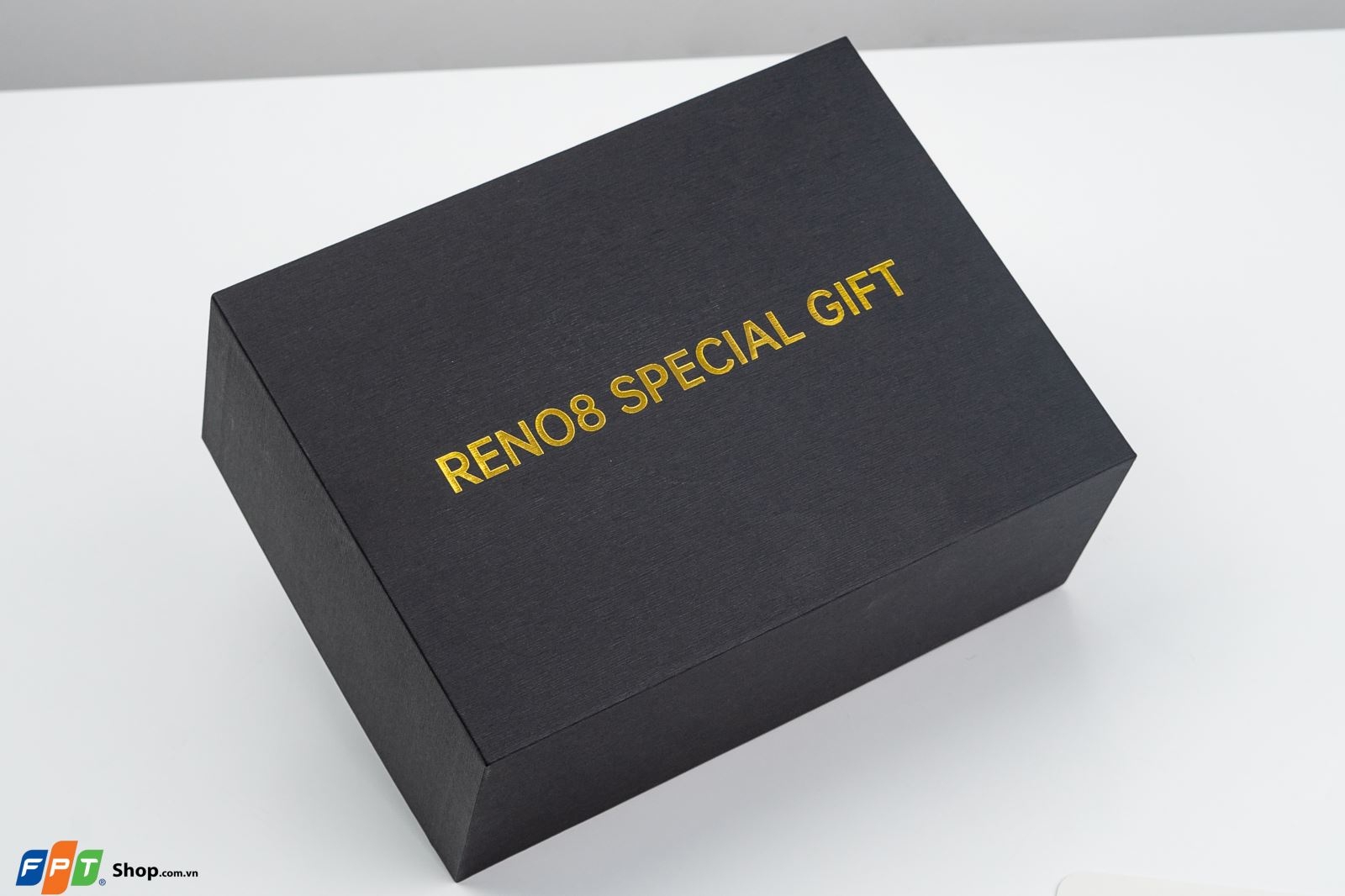 Cận cảnh bộ quà tặng máy Massage mắt Olike và tai nghe Enco Buds khi đặt gạch Reno8 series