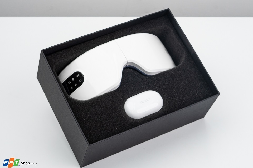 Cận cảnh bộ quà tặng máy Massage mắt Olike và tai nghe Enco Buds khi đặt gạch Reno8 series