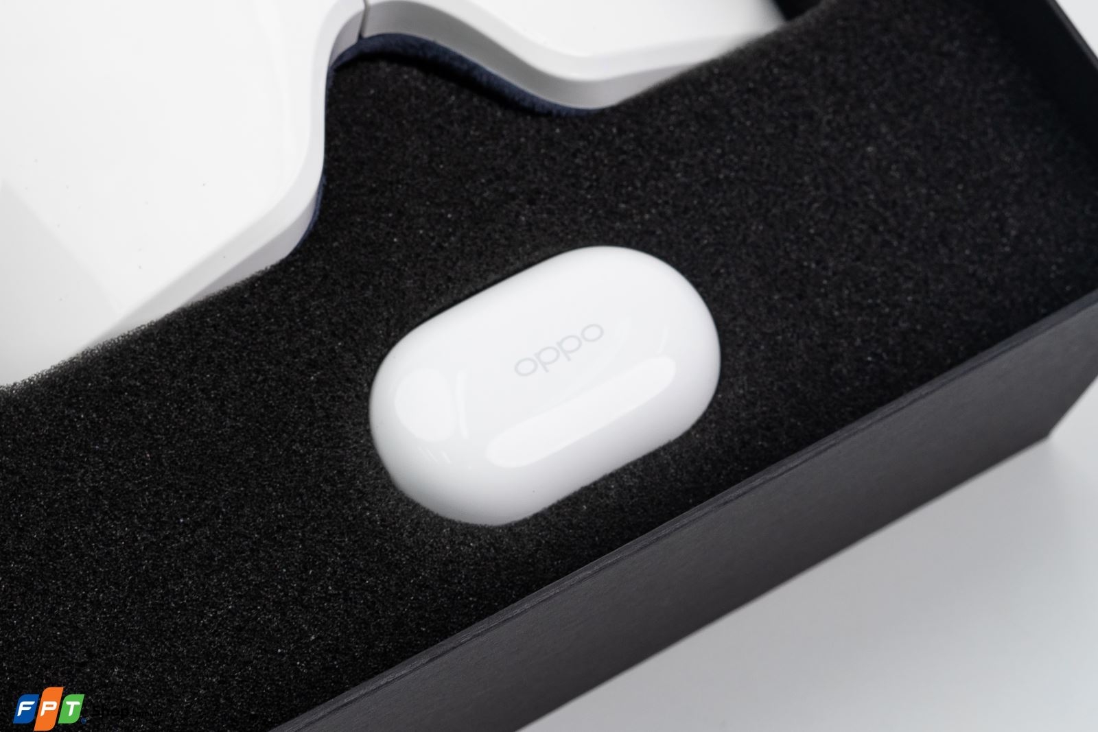 Cận cảnh bộ quà tặng máy Massage mắt Olike và tai nghe Enco Buds khi đặt gạch Reno8 series