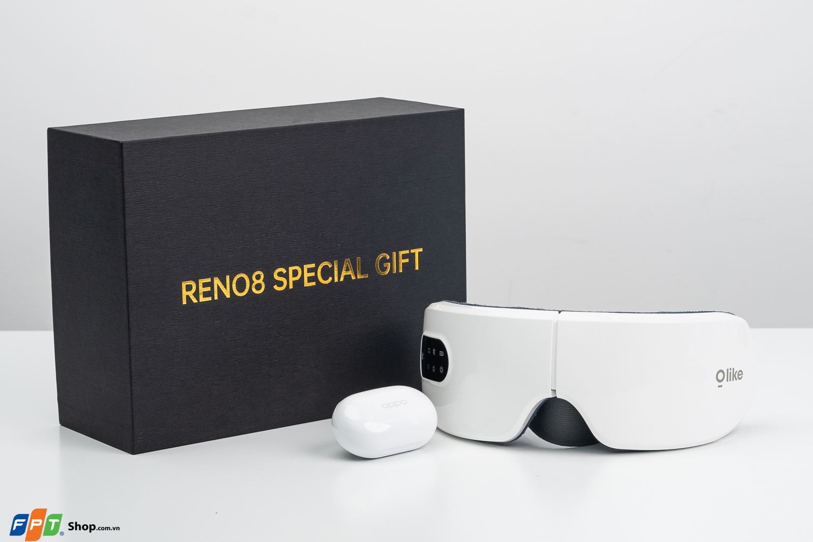 Cận cảnh bộ quà tặng máy Massage mắt Olike và tai nghe Enco Buds khi đặt gạch Reno8 series