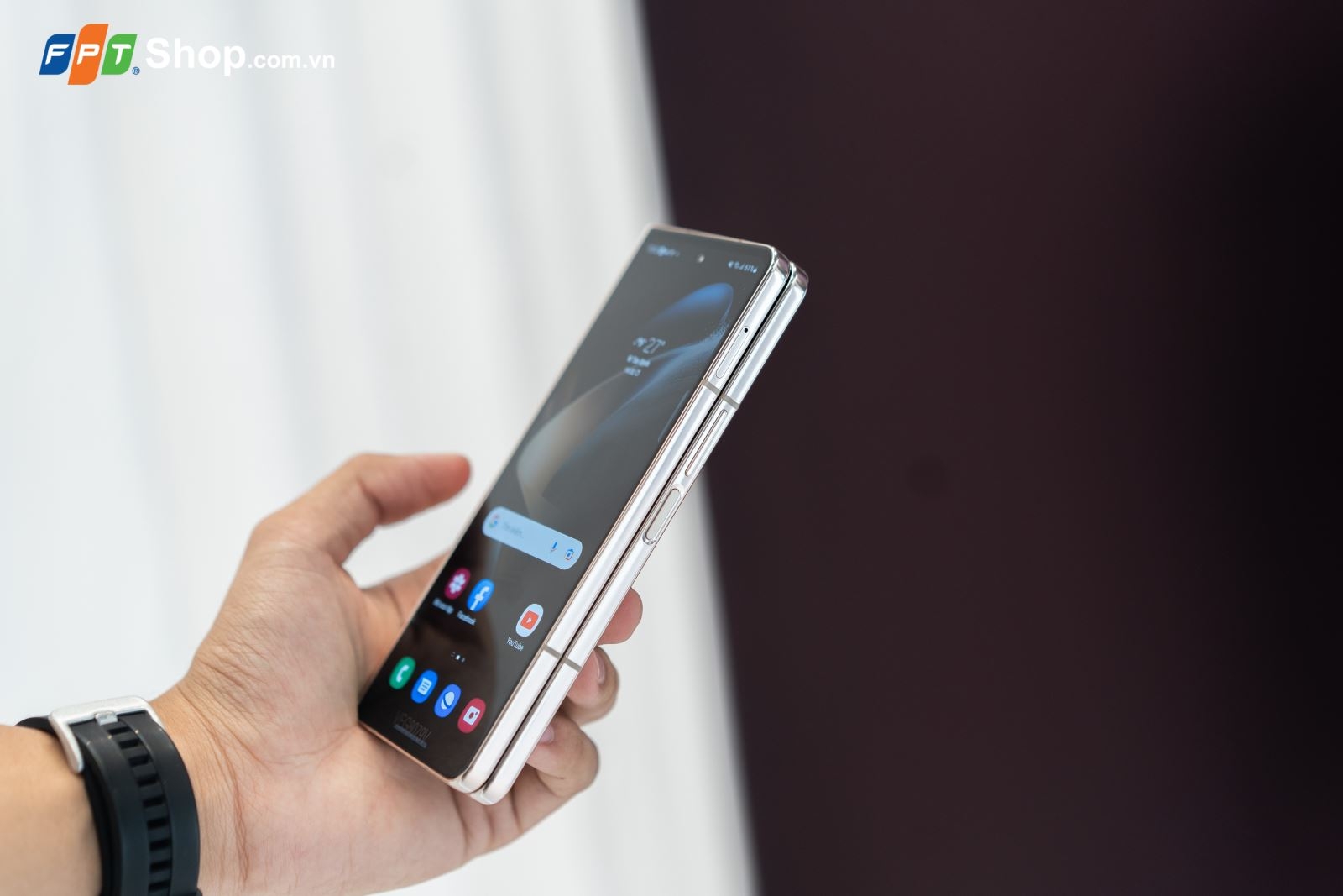So sánh Samsung Galaxy Z Fold4 và iPhone 13 Pro Max: Chọn flagship nào để trải nghiệm đây?