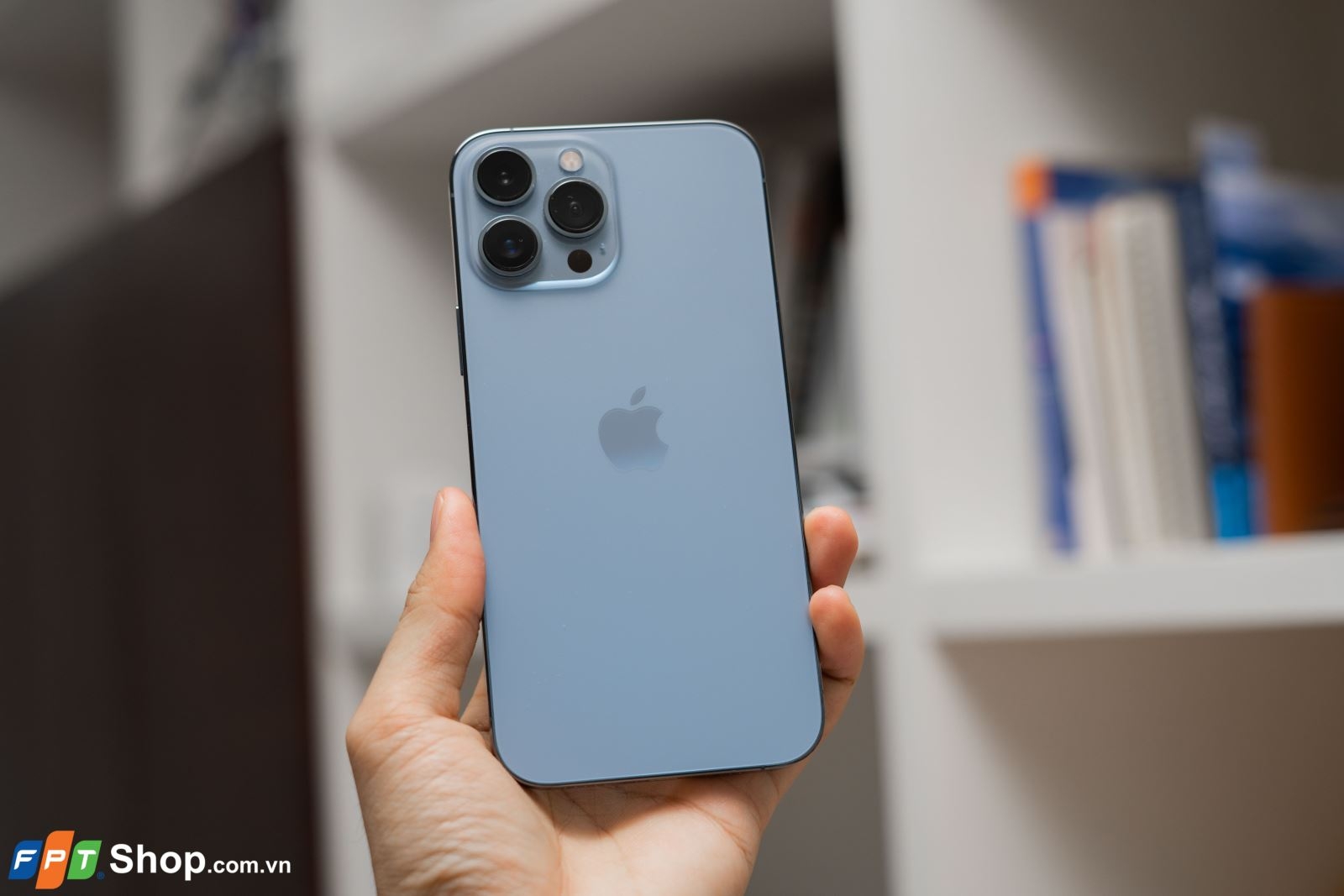 So sánh Samsung Galaxy Z Fold4 và iPhone 13 Pro Max: Chọn flagship nào để trải nghiệm đây?