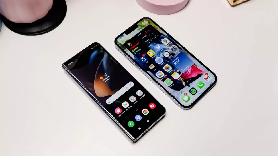 So sánh Samsung Galaxy Z Fold4 và iPhone 13 Pro Max: Chọn flagship nào để trải nghiệm đây?