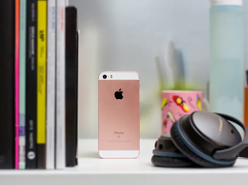 iPhone SE (2016)