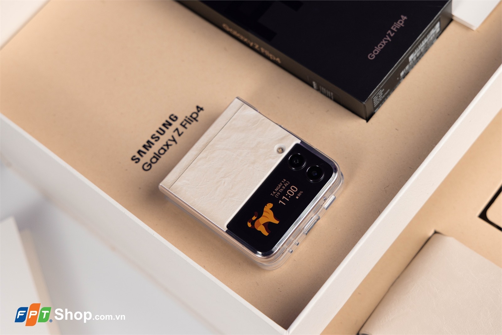 Trên tay Galaxy Z Flip4 Flex Mode Collection phiên bản giới hạn