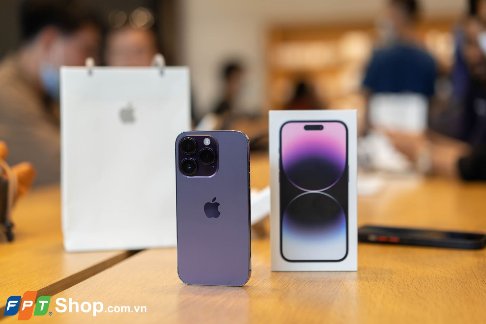 Trên tay iPhone 14 Pro màu tím tại Việt Nam