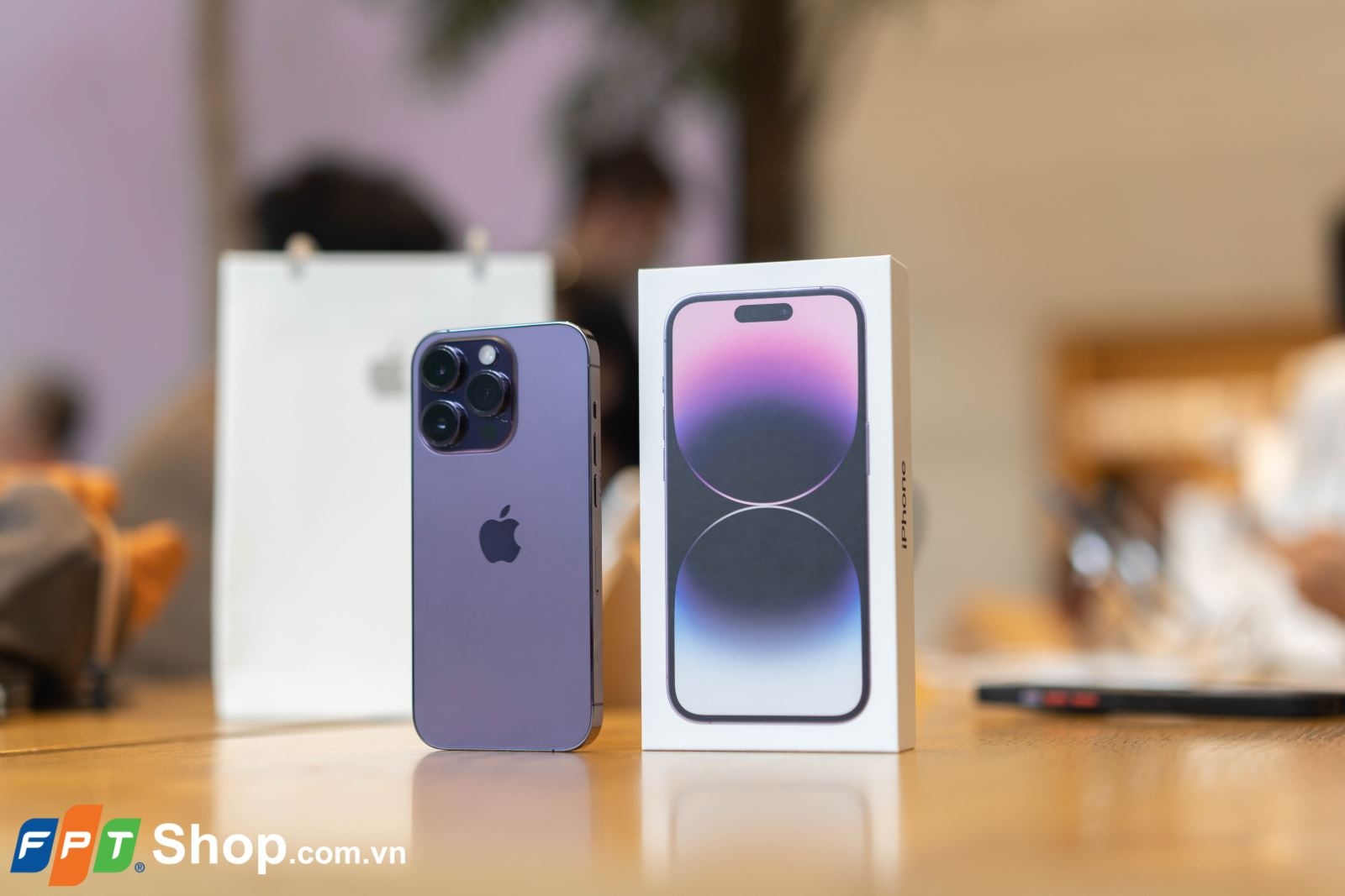 Trên tay iPhone 14 Pro màu tím tại Việt Nam