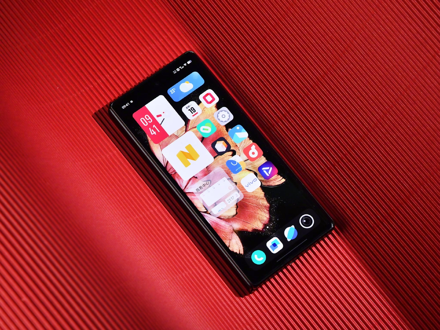 Vivo X Fold+ ra mắt: Chip Snapdragon 8+ Gen 1 và sạc nhanh 80W, giá từ 33.11 triệu đồng