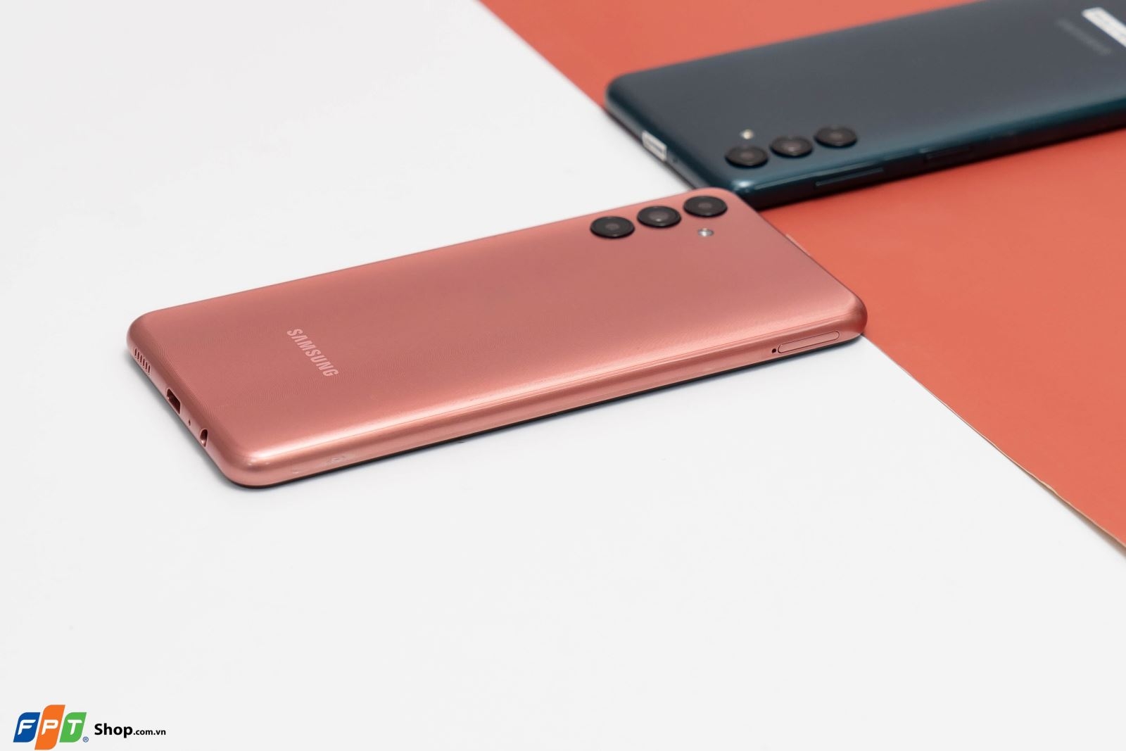 Trên tay Samsung Galaxy A04s: Hệ thống camera 50MP "chất", pin siêu "trâu", giá chỉ 3.99 triệu đồng