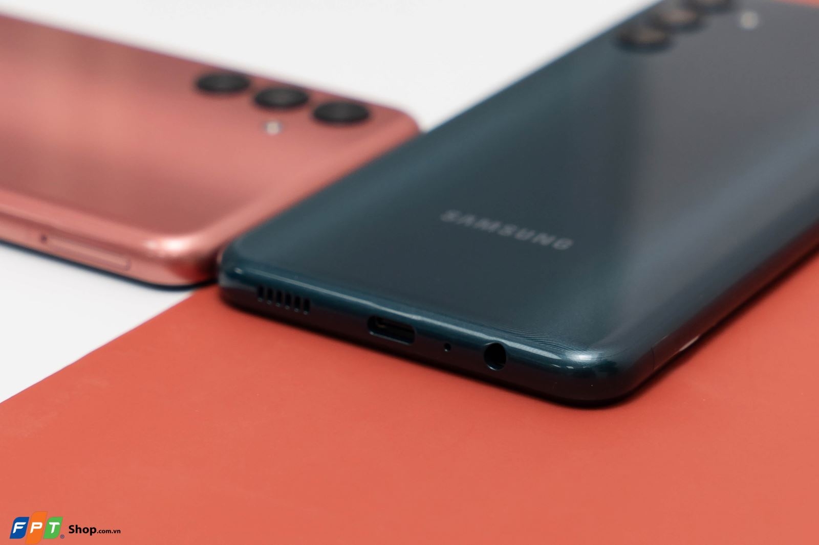 Trên tay Samsung Galaxy A04s: Hệ thống camera 50MP "chất", pin siêu "trâu", giá chỉ 3.99 triệu đồng