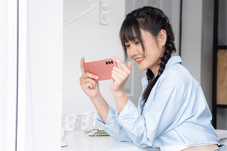 Samsung Galaxy A04s cân mọi tác vụ với pin 5.000 mAh