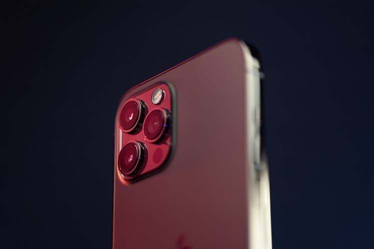 Apple bị phạt vì không tặng kèm củ sạc cho iPhone