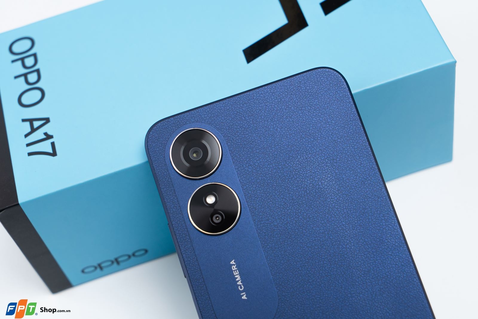 Trên tay OPPO A17: Điểm nhấn camera, thiết kế giả da sang trọng, pin "trâu"