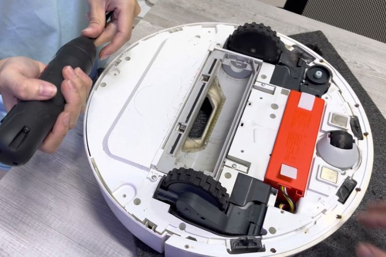 Thay pin robot hút bụi Xiaomi tại nhà