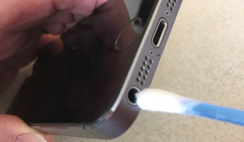 Vệ sinh lại màng loa để khắc phục iphone bị mất tiếng