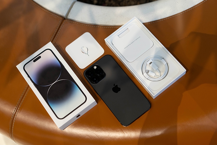 Trên tay iPhone 14 Pro Max màu Đen 3