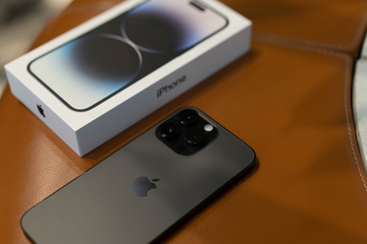 Trên tay iPhone 14 Pro Max màu Đen 5