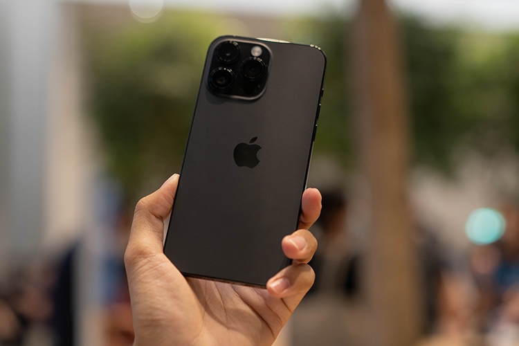 Trên tay iPhone 14 Pro Max màu Đen 8