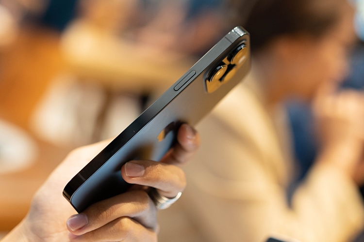 Trên tay iPhone 14 Pro Max màu Đen 9