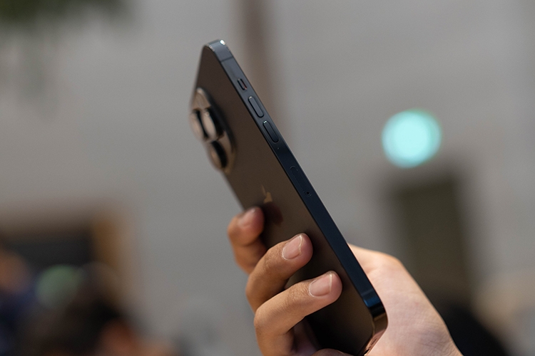 Trên tay iPhone 14 Pro Max màu Đen 10