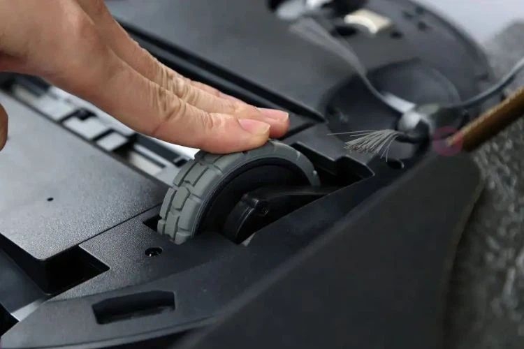 Vệ sinh bánh xe của robot hút bụi Xiaomi