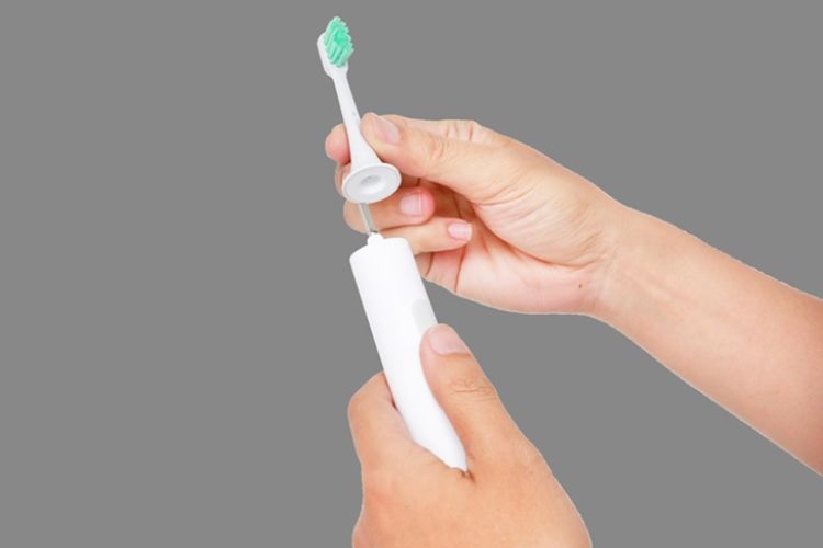 Cách tháo bàn chải điện Xiaomi để thay đầu bàn chải đúng cách.