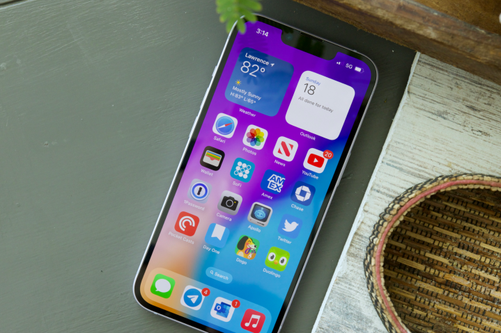 So sánh Samsung Galaxy S23 và Apple iPhone 13: Nên mua điện thoại nào?