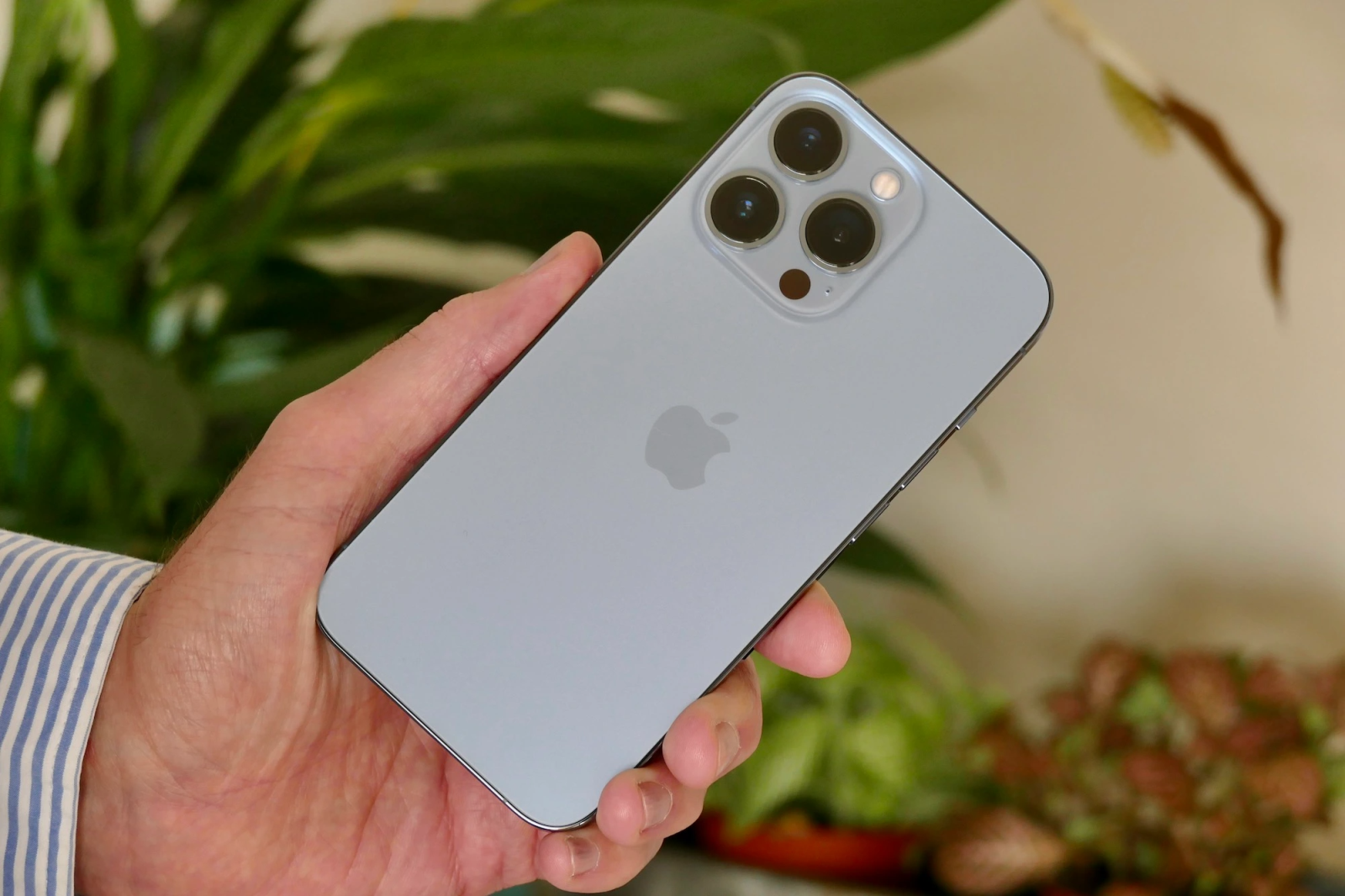 So sánh Samsung Galaxy S23 Plus và Apple iPhone 13 Pro: Flagship nào đáng mua hơn?