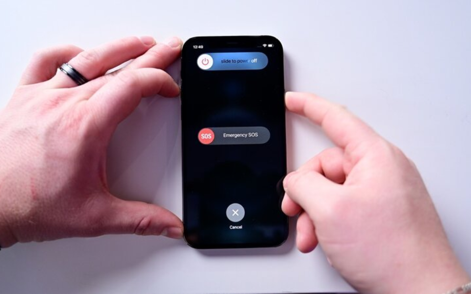 Khởi động lại iPhone là cách hiệu quả để khắc phục tình trạng loa nhỏ