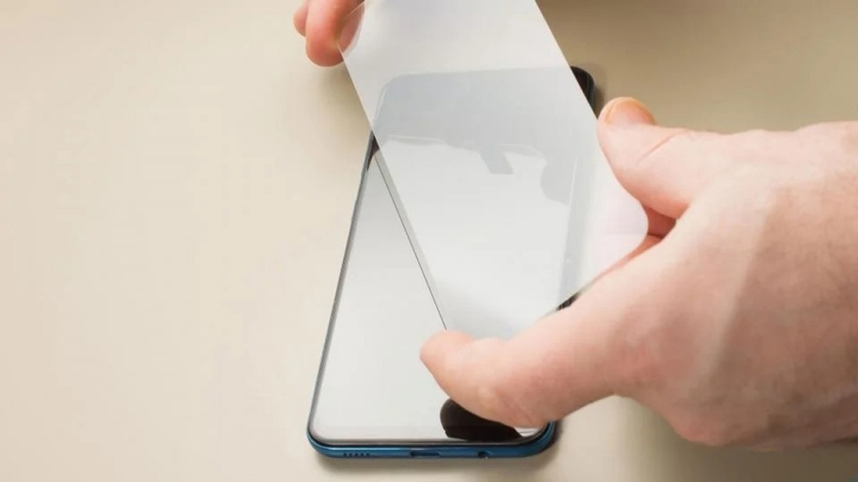 Dán miếng cường lực kém chất lượng khiến màn hình điện thoại bị đơ