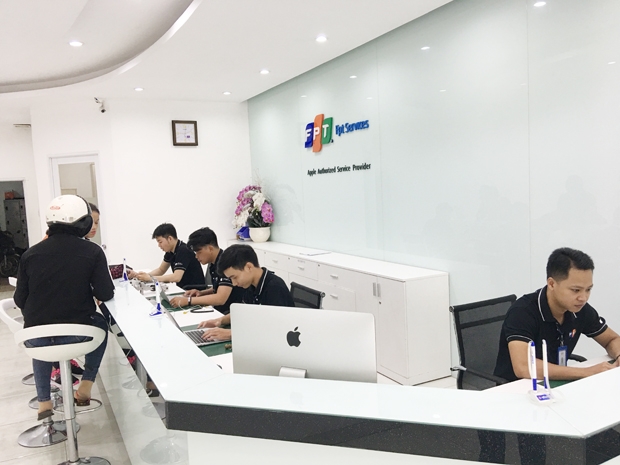 Mang iPhone ra trung tâm sữa chữa iPhone sóng yếu