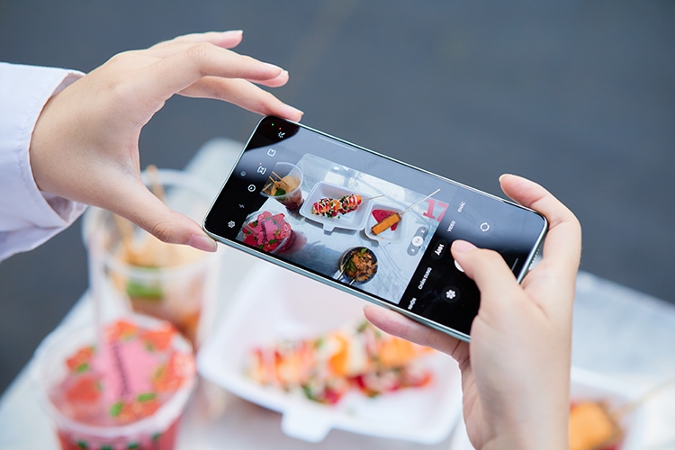 Dạo phố cuối năm, hóa thân Food Reviewer cùng Samsung Galaxy A73 5G 123