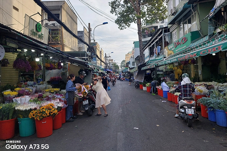 Dạo phố cuối năm, hóa thân Food Reviewer cùng Samsung Galaxy A73 5G 2