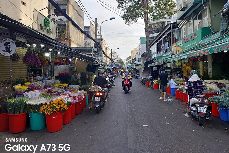 Dạo phố cuối năm, hóa thân Food Reviewer cùng Samsung Galaxy A73 5G 5