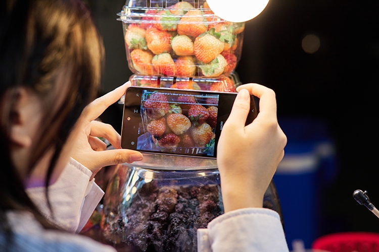 ​​Dạo phố cuối năm, hóa thân Food Reviewer cùng Samsung Galaxy A73 5G 989